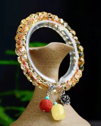 Faceted Crystal Strand with Lucky Cat Pendant (Copy)